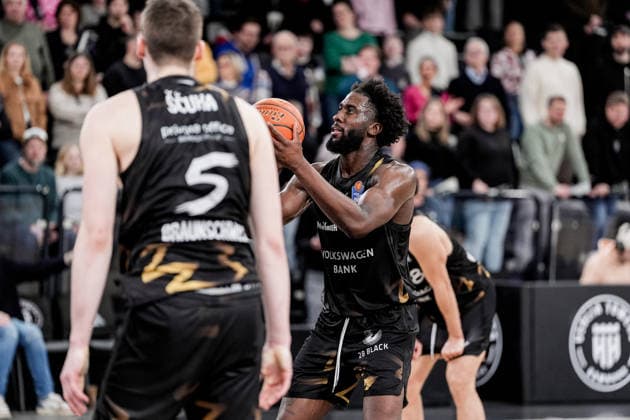 Deutschland: easyCredit BBL, Hauptrunde 2025 26, 19. Spieltag Veolia Towers Hamburg vs Basketball Löwen Braunschweig Inselpark Arena (Hamburg): Oluwasimisola Shittu (Basketball Löwen Braunschweig, 45), Luka Scuka (Basketball Löwen Braunschweig, 5), Joshua Obiesie (Basketball Löwen Braunschweig, 8) Copyright: xStefanxTrochax