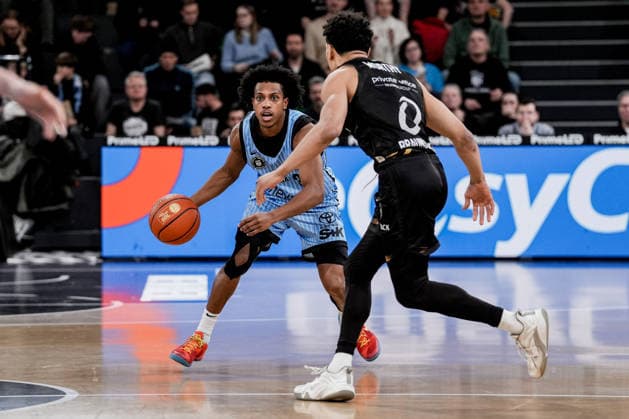 Deutschland: easyCredit BBL, Hauptrunde 2025 26, 19. Spieltag Veolia Towers Hamburg vs Basketball Löwen Braunschweig Inselpark Arena (Hamburg): Ross Williams (Veolia Towers Hamburg, 34), Adrian Worthy (Basketball Löwen Braunschweig, 0) Copyright: xStefanxTrochax