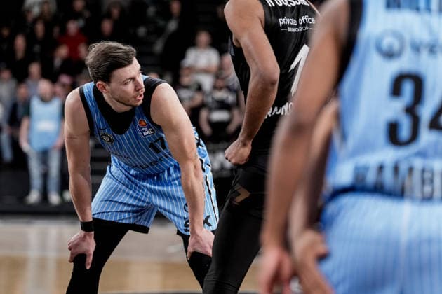 Deutschland: easyCredit BBL, Hauptrunde 2025 26, 19. Spieltag Veolia Towers Hamburg vs Basketball Löwen Braunschweig Inselpark Arena (Hamburg): 17 , David NGuessan (Basketball Löwen Braunschweig, 1), Ross Williams (Veolia Towers Hamburg, 34) Copyright: xStefanxTrochax