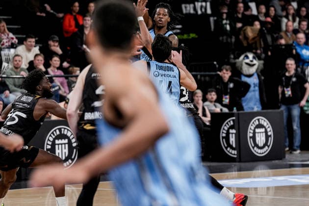 Deutschland: easyCredit BBL, Hauptrunde 2025 26, 19. Spieltag Veolia Towers Hamburg vs Basketball Löwen Braunschweig Inselpark Arena (Hamburg): Leonard Thorpe Jr. (Veolia Towers Hamburg, 2), Benedikt TurudiÄ‡ (Veolia Towers Hamburg, 44), Oluwasimisola Shittu (Basketball Löwen Braunschweig, 45), Luka Scuka (Basketball Löwen Braunschweig, 5) Copyright: xStefanxTrochax