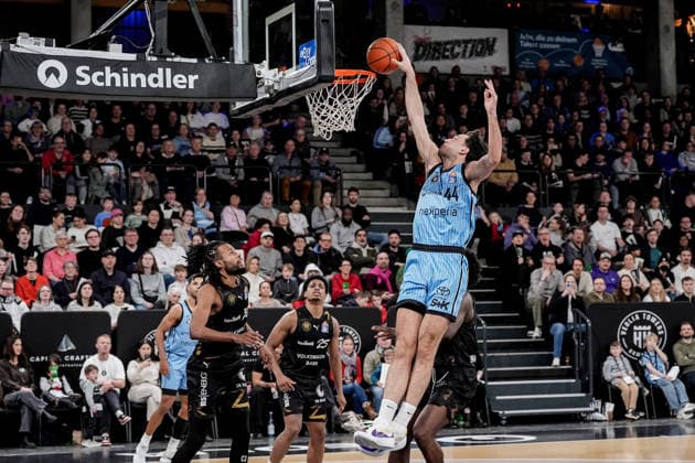 Deutschland: easyCredit BBL, Hauptrunde 2025 26, 19. Spieltag Veolia Towers Hamburg vs Basketball Löwen Braunschweig Inselpark Arena (Hamburg): Dunk Benedikt TurudiÄ‡ (Veolia Towers Hamburg, 44), Grant Sherfield (Basketball Löwen Braunschweig, 25), Chip Flanigan (Basketball Löwen Braunschweig, 30), Kenneth Ogbe (Veolia Towers Hamburg, 25) Copyright: xStefanxTrochax