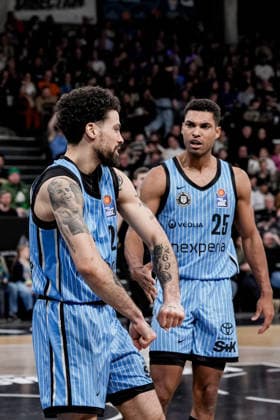 Deutschland: easyCredit BBL, Hauptrunde 2025 26, 19. Spieltag Veolia Towers Hamburg vs Basketball Löwen Braunschweig Inselpark Arena (Hamburg): Devon Daniels (Veolia Towers Hamburg, 21), Kenneth Ogbe (Veolia Towers Hamburg, 25) Copyright: xStefanxTrochax