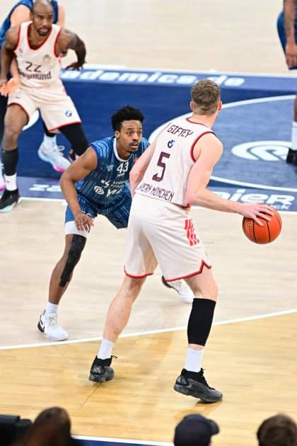 RECORD DATE NOT STATED Szene mit Niels Giffey (5; FC Bayern Basketball) und Eric Reed Jr. (43; MLP Academics Heidelberg) in Aktion auf dem Spielfeld easyCredit BBL: MLP Academics Heidelberg – FC Bayern München Basketball - 08.02.2026 Copyright: xMichaelxGelhardtx