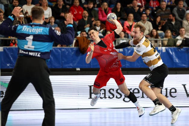 08.02.2026, Deutschland, Bietigheim Handball SG BBM Bietigheim vs. HC Elbflorenz 2006, v.l. marino mallwitz (Elbflorenz), Moritz Strosack (BBM), Anton Preußner (Elbflorenz)