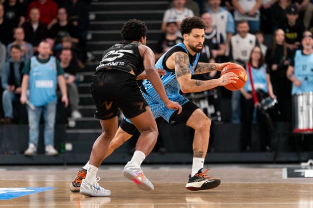 Devon Daniels (Veolia Towers Hamburg, 21) im Dribbling gegen Grant Sherfield (Basketball Loewen Braunschweig, 25), GER, Veolia Towers Hamburg vs Basketball Loewen Braunschweig, Basketball, Bundesliga, Spieltag 19, Saison 2025 2026, 08.02.2026 GER, Veolia Towers Hamburg vs Basketball Loewen Braunschweig, Basketball, Bundesliga, Spieltag 19, Saison 2025 2026, 08.02.2026 Hamburg Copyright: xEibner-Pressefoto MaxxVincenx EP_MVN