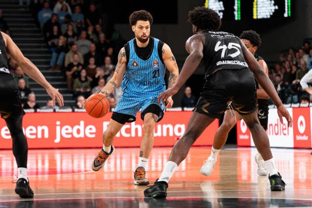 Devon Daniels (Veolia Towers Hamburg, 21) im Dribbling gegen Oluwasimisola Shittu (Basketball Loewen Braunschweig, 45), GER, Veolia Towers Hamburg vs Basketball Loewen Braunschweig, Basketball, Bundesliga, Spieltag 19, Saison 2025 2026, 08.02.2026 GER, Veolia Towers Hamburg vs Basketball Loewen Braunschweig, Basketball, Bundesliga, Spieltag 19, Saison 2025 2026, 08.02.2026 Hamburg Copyright: xEibner-Pressefoto MaxxVincenx EP_MVN