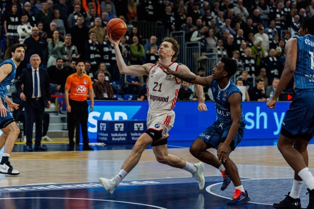 easycredit BBL, MLP Academics Heidelberg - FC Bayern München Basketball, 08.02.2026 Justus Hollatz (FC Bayern München Basketball, 21) zieht zum Korb an DJ Horne (MLP Academics Heidelberg, 0) vorbei Spiel der easycredit BBL MLP Academics Heidelberg - FC Bayern München Basketball; am 19. Spieltag der Saison 25 26 im SNP Dome in Heidelberg am 08.02.2026 Copyright: xBEAUTIFULxSPORTS Hahnex