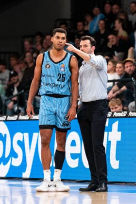Benka Barloschky (Veolia Towers Hamburg, Trainer) gibt Kenneth Ogbe (Veolia Towers Hamburg, 25) Anweisungen, GER, Veolia Towers Hamburg vs Basketball Loewen Braunschweig, Basketball, Bundesliga, Spieltag 19, Saison 2025 2026, 08.02.2026 GER, Veolia Towers Hamburg vs Basketball Loewen Braunschweig, Basketball, Bundesliga, Spieltag 19, Saison 2025 2026, 08.02.2026 Hamburg Copyright: xEibner-Pressefoto MaxxVincenx EP_MVN