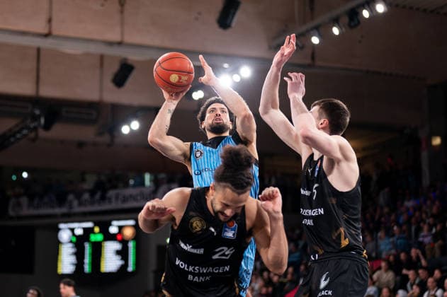 Devon Daniels (Veolia Towers Hamburg, 21) beim Wurf, Kaza Kajami-Keane (Basketball Loewen Braunschweig, 24), Luka Scuka (Basketball Loewen Braunschweig, 5), GER, Veolia Towers Hamburg vs Basketball Loewen Braunschweig, Basketball, Bundesliga, Spieltag 19, Saison 2025 2026, 08.02.2026 GER, Veolia Towers Hamburg vs Basketball Loewen Braunschweig, Basketball, Bundesliga, Spieltag 19, Saison 2025 2026, 08.02.2026 Hamburg Copyright: xEibner-Pressefoto MaxxVincenx EP_MVN
