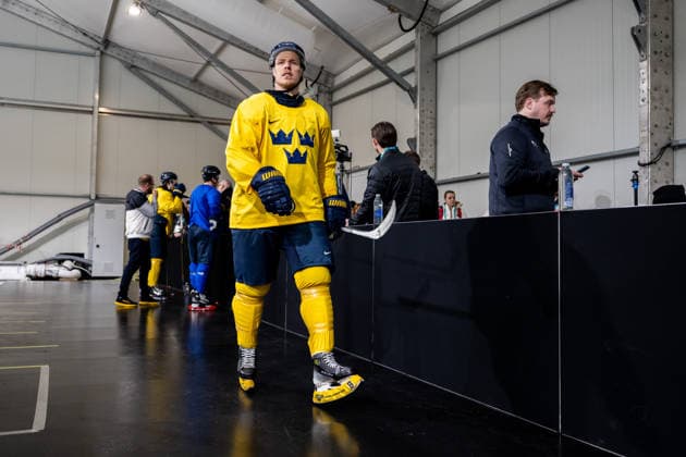 260208 Hampus Lindholm of Sweden at an Ice hockey, Eishockey practice session during day 2 of the 2026 Winter Olympics on February 8, 2026 in Milan. Photo: Carl Sandin BILDBYRAN kod CS CS0858 ishockey ice hockey Olympic Games, Olympische Spiele, Olympia, OS olympics winter olympics os ol olympiska spel vinter-os olympiske leker milano cortina 2026 milan cortina 2026 milano cortina 2026 olympic games milano cortina 2026 winter olympic games milano cortina-os milano cortina-ol vinter-ol 2 bbeng sverige *** 260208 Hampus Lindholm of Sweden at an ice hockey practice session during day 2 of the 2026 Winter Olympics on February 8, 2026 in Milan Photo Carl Sandin BILDBYRAN kod CS CS0858 ishockey ice hockey olympic games olympics winter olympics os ol olympiska spel vinter os olympiske leker milano cortina 2026 milan cortina 2026 milano cortina 2026 olympic games milano cortina 2026 winter olympic games milano cortina os milano cortina ol vinter ol 2 bbeng sverige  Copyright: CARLxSANDIN BB260208CS096