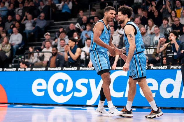 Devon Daniels (Veolia Towers Hamburg, 21) jubelt Jubel mit Kenneth Ogbe (Veolia Towers Hamburg, 25), GER, Veolia Towers Hamburg vs Basketball Loewen Braunschweig, Basketball, Bundesliga, Spieltag 19, Saison 2025 2026, 08.02.2026 GER, Veolia Towers Hamburg vs Basketball Loewen Braunschweig, Basketball, Bundesliga, Spieltag 19, Saison 2025 2026, 08.02.2026 Hamburg Copyright: xEibner-Pressefoto MaxxVincenx EP_MVN