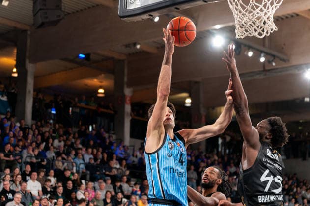 Benedikt Turudic (Veolia Towers Hamburg, 44) beim Korbleger, Oluwasimisola Shittu (Basketball Loewen Braunschweig, 45), GER, Veolia Towers Hamburg vs Basketball Loewen Braunschweig, Basketball, Bundesliga, Spieltag 19, Saison 2025 2026, 08.02.2026 GER, Veolia Towers Hamburg vs Basketball Loewen Braunschweig, Basketball, Bundesliga, Spieltag 19, Saison 2025 2026, 08.02.2026 Hamburg Copyright: xEibner-Pressefoto MaxxVincenx EP_MVN