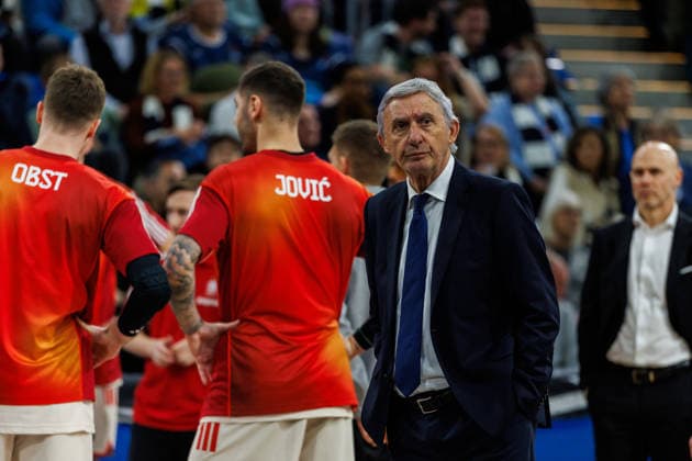 easycredit BBL, MLP Academics Heidelberg - FC Bayern München Basketball, 08.02.2026 Head-Coach Svetislav Pesic (FC Bayern München Basketball) vor dem Spiel mit skeptischen Blick Spiel der easycredit BBL MLP Academics Heidelberg - FC Bayern München Basketball; am 19. Spieltag der Saison 25 26 im SNP Dome in Heidelberg am 08.02.2026 Copyright: xBEAUTIFULxSPORTS Hahnex
