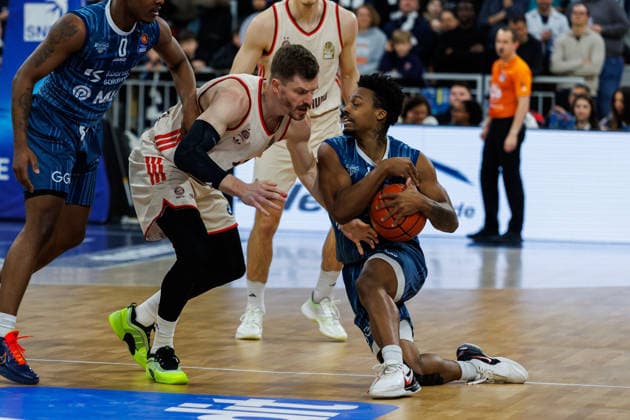 easycredit BBL, MLP Academics Heidelberg - FC Bayern München Basketball, 08.02.2026 Andreas Obst (FC Bayern München Basketball, 13) im Zweikampf Eric Reed Jr. (MLP Academics Heidelberg, 43), Obst erkämpft sich am Boden den Ball Spiel der easycredit BBL MLP Academics Heidelberg - FC Bayern München Basketball; am 19. Spieltag der Saison 25 26 im SNP Dome in Heidelberg am 08.02.2026 Copyright: xBEAUTIFULxSPORTS Hahnex