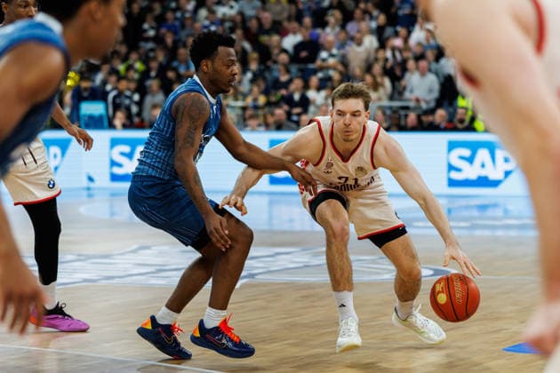 easycredit BBL, MLP Academics Heidelberg - FC Bayern München Basketball, 08.02.2026 Justus Hollatz (FC Bayern München Basketball, 21) im Zweikampf mit DJ Horne (MLP Academics Heidelberg, 0) Spiel der easycredit BBL MLP Academics Heidelberg - FC Bayern München Basketball; am 19. Spieltag der Saison 25 26 im SNP Dome in Heidelberg am 08.02.2026 Copyright: xBEAUTIFULxSPORTS Hahnex