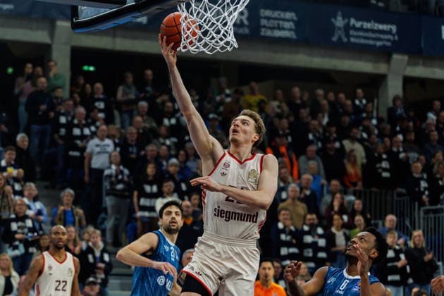 easycredit BBL, MLP Academics Heidelberg - FC Bayern München Basketball, 08.02.2026 Justus Hollatz (FC Bayern München Basketball, 21) mit einem Korbleger gegen DJ Horne (MLP Academics Heidelberg, 0) Spiel der easycredit BBL MLP Academics Heidelberg - FC Bayern München Basketball; am 19. Spieltag der Saison 25 26 im SNP Dome in Heidelberg am 08.02.2026 Copyright: xBEAUTIFULxSPORTS Hahnex