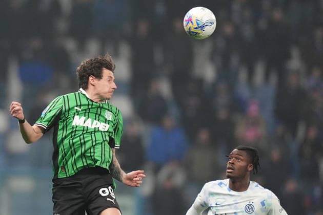 Sassuolo™s Andrea pinamonti fights for the ball with Inter Milan s Yann Bisseck during the Serie A soccer match between Sassuolo and Inter at the Mapei Stadium in Reggio Emilia , Italy - Sunday, February 08 , 2026. - Soccer .  Copyright: xSpada LaPressex