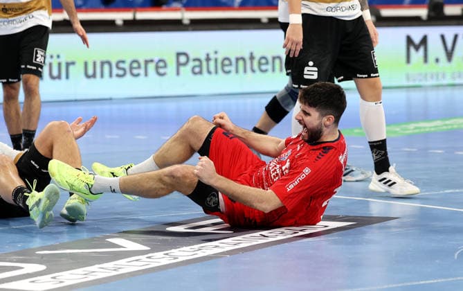 08.02.2026, Deutschland, Bietigheim Handball SG BBM Bietigheim vs. HC Elbflorenz 2006, Juan de la Pena (BBM) jubelt am Boden