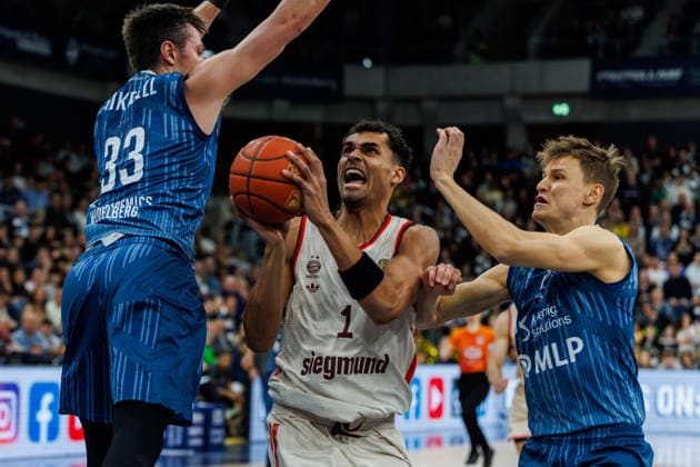 easycredit BBL, MLP Academics Heidelberg - FC Bayern München Basketball, 08.02.2026 Oscar da Silva (FC Bayern München Basketball, 1) am Korb gegen Ryan Mikesell (MLP Academics Heidelberg, 33) und Niklas Würzner (MLP Academics Heidelberg, 2) Spiel der easycredit BBL MLP Academics Heidelberg - FC Bayern München Basketball; am 19. Spieltag der Saison 25 26 im SNP Dome in Heidelberg am 08.02.2026 Copyright: xBEAUTIFULxSPORTS Hahnex