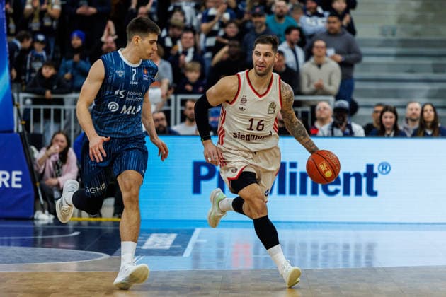 easycredit BBL, MLP Academics Heidelberg - FC Bayern München Basketball, 08.02.2026 Stefan Jovic (FC Bayern München Basketball, 16) im Aufbau gegen Dusan Neskovic (MLP Academics Heidelberg, 7) Spiel der easycredit BBL MLP Academics Heidelberg - FC Bayern München Basketball; am 19. Spieltag der Saison 25 26 im SNP Dome in Heidelberg am 08.02.2026 Copyright: xBEAUTIFULxSPORTS Hahnex