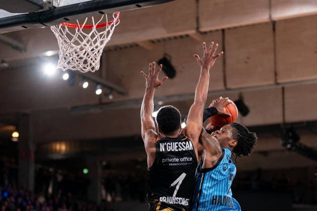 Leonard Thorpe Jr. (Veolia Towers Hamburg, 02) beim Korbleger, David NGuessan (Basketball Loewen Braunschweig, 1), GER, Veolia Towers Hamburg vs Basketball Loewen Braunschweig, Basketball, Bundesliga, Spieltag 19, Saison 2025 2026, 08.02.2026 GER, Veolia Towers Hamburg vs Basketball Loewen Braunschweig, Basketball, Bundesliga, Spieltag 19, Saison 2025 2026, 08.02.2026 Hamburg Copyright: xEibner-Pressefoto MaxxVincenx EP_MVN