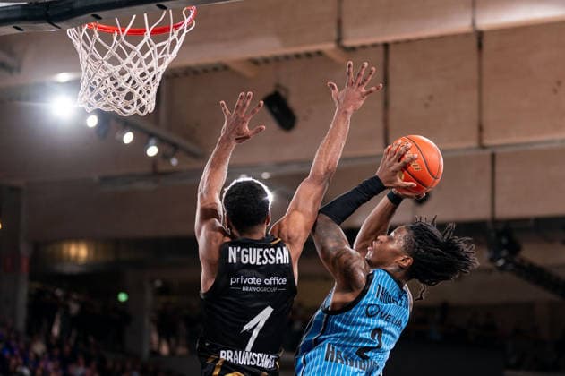 Leonard Thorpe Jr. (Veolia Towers Hamburg, 02) beim Korbleger, David NGuessan (Basketball Loewen Braunschweig, 1), GER, Veolia Towers Hamburg vs Basketball Loewen Braunschweig, Basketball, Bundesliga, Spieltag 19, Saison 2025 2026, 08.02.2026 GER, Veolia Towers Hamburg vs Basketball Loewen Braunschweig, Basketball, Bundesliga, Spieltag 19, Saison 2025 2026, 08.02.2026 Hamburg Copyright: xEibner-Pressefoto MaxxVincenx EP_MVN