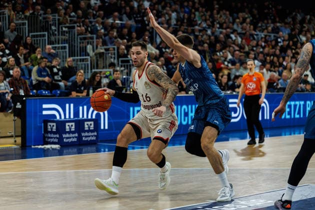 easycredit BBL, MLP Academics Heidelberg - FC Bayern München Basketball, 08.02.2026 Stefan Jovic (FC Bayern München Basketball, 16) mit dem Ball gegen Dusan Neskovic (MLP Academics Heidelberg, 7) Spiel der easycredit BBL MLP Academics Heidelberg - FC Bayern München Basketball; am 19. Spieltag der Saison 25 26 im SNP Dome in Heidelberg am 08.02.2026 Copyright: xBEAUTIFULxSPORTS Hahnex