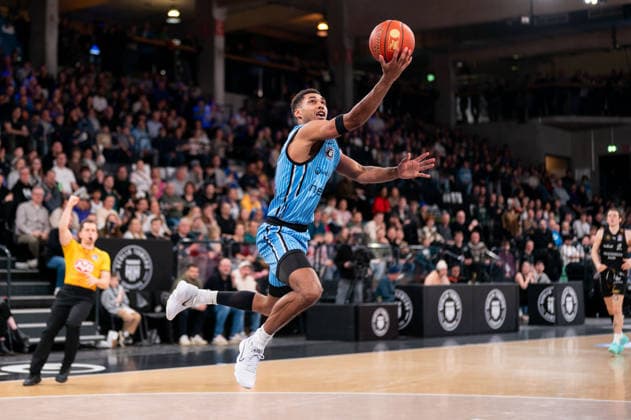 Kenneth Ogbe (Veolia Towers Hamburg, 25) beim Korbleger, GER, Veolia Towers Hamburg vs Basketball Loewen Braunschweig, Basketball, Bundesliga, Spieltag 19, Saison 2025 2026, 08.02.2026 GER, Veolia Towers Hamburg vs Basketball Loewen Braunschweig, Basketball, Bundesliga, Spieltag 19, Saison 2025 2026, 08.02.2026 Hamburg Copyright: xEibner-Pressefoto MaxxVincenx EP_MVN