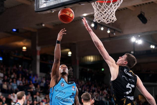 Leonard Thorpe Jr. (Veolia Towers Hamburg, 02) beim Korbleger, Luka Scuka (Basketball Loewen Braunschweig, 5), GER, Veolia Towers Hamburg vs Basketball Loewen Braunschweig, Basketball, Bundesliga, Spieltag 19, Saison 2025 2026, 08.02.2026 GER, Veolia Towers Hamburg vs Basketball Loewen Braunschweig, Basketball, Bundesliga, Spieltag 19, Saison 2025 2026, 08.02.2026 Hamburg Copyright: xEibner-Pressefoto MaxxVincenx EP_MVN