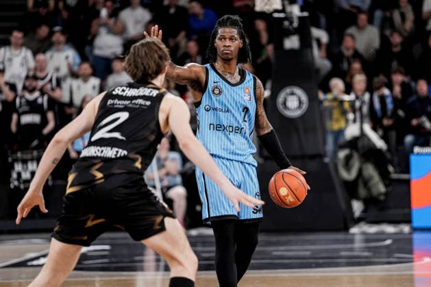 Deutschland: easyCredit BBL, Hauptrunde 2025 26, 19. Spieltag Veolia Towers Hamburg vs Basketball Löwen Braunschweig Inselpark Arena (Hamburg): Leonard Thorpe Jr. (Veolia Towers Hamburg, 2), Benjamin Schröder (Basketball Löwen Braunschweig, 2) Copyright: xStefanxTrochax