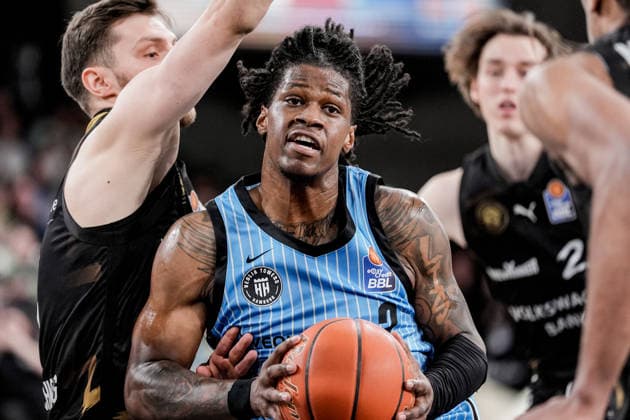 Deutschland: easyCredit BBL, Hauptrunde 2025 26, 19. Spieltag Veolia Towers Hamburg vs Basketball Löwen Braunschweig Inselpark Arena (Hamburg): David NGuessan (Basketball Löwen Braunschweig, 1), Leonard Thorpe Jr. (Veolia Towers Hamburg, 2), Luka Scuka (Basketball Löwen Braunschweig, 5) Copyright: xStefanxTrochax