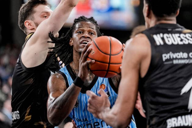 Deutschland: easyCredit BBL, Hauptrunde 2025 26, 19. Spieltag Veolia Towers Hamburg vs Basketball Löwen Braunschweig Inselpark Arena (Hamburg): David NGuessan (Basketball Löwen Braunschweig, 1), Leonard Thorpe Jr. (Veolia Towers Hamburg, 2) Copyright: xStefanxTrochax