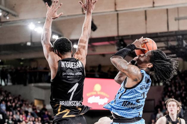 Deutschland: easyCredit BBL, Hauptrunde 2025 26, 19. Spieltag Veolia Towers Hamburg vs Basketball Löwen Braunschweig Inselpark Arena (Hamburg): David NGuessan (Basketball Löwen Braunschweig, 1), Leonard Thorpe Jr. (Veolia Towers Hamburg, 2), Benjamin Schröder (Basketball Löwen Braunschweig, 2) Copyright: xStefanxTrochax