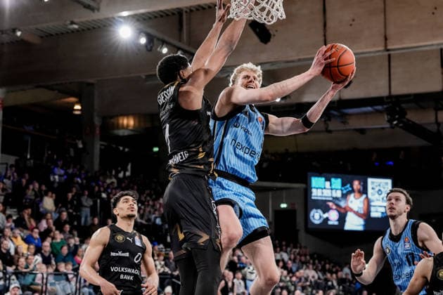 Deutschland: easyCredit BBL, Hauptrunde 2025 26, 19. Spieltag Veolia Towers Hamburg vs Basketball Löwen Braunschweig Inselpark Arena (Hamburg): Zsombor Maronka (Veolia Towers Hamburg, 5), Jan Niklas Wimberg (Veolia Towers Hamburg, 17), Adrian Worthy (Basketball Löwen Braunschweig, 0), David NGuessan (Basketball Löwen Braunschweig, 1) Copyright: xStefanxTrochax
