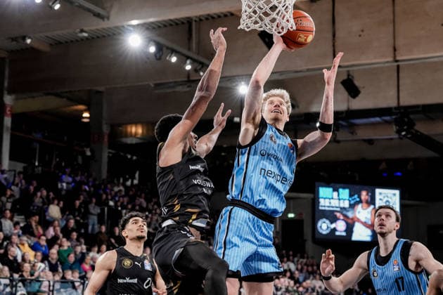 Deutschland: easyCredit BBL, Hauptrunde 2025 26, 19. Spieltag Veolia Towers Hamburg vs Basketball Löwen Braunschweig Inselpark Arena (Hamburg): Zsombor Maronka (Veolia Towers Hamburg, 5), Jan Niklas Wimberg (Veolia Towers Hamburg, 17), Adrian Worthy (Basketball Löwen Braunschweig, 0), David NGuessan (Basketball Löwen Braunschweig, 1) Copyright: xStefanxTrochax