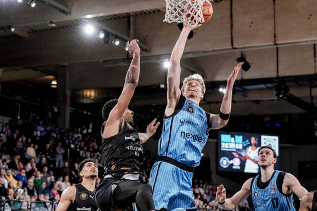 Deutschland: easyCredit BBL, Hauptrunde 2025 26, 19. Spieltag Veolia Towers Hamburg vs Basketball Löwen Braunschweig Inselpark Arena (Hamburg): Zsombor Maronka (Veolia Towers Hamburg, 5), Jan Niklas Wimberg (Veolia Towers Hamburg, 17), Adrian Worthy (Basketball Löwen Braunschweig, 0), David NGuessan (Basketball Löwen Braunschweig, 1) Copyright: xStefanxTrochax