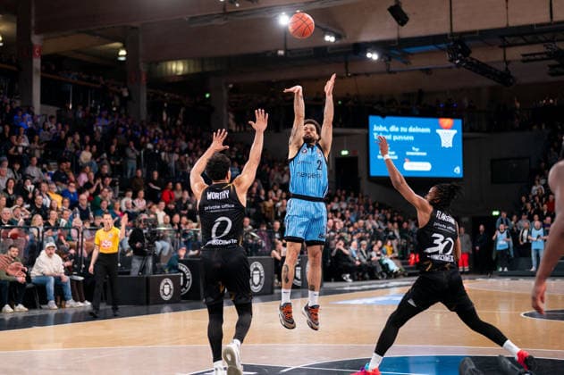 Devon Daniels (Veolia Towers Hamburg, 21) beim Wurf, Adrian Worthy (Basketball Loewen Braunschweig, 0), Chip Flanigan (Basketball Loewen Braunschweig, 30), GER, Veolia Towers Hamburg vs Basketball Loewen Braunschweig, Basketball, Bundesliga, Spieltag 19, Saison 2025 2026, 08.02.2026 GER, Veolia Towers Hamburg vs Basketball Loewen Braunschweig, Basketball, Bundesliga, Spieltag 19, Saison 2025 2026, 08.02.2026 Hamburg Copyright: xEibner-Pressefoto MaxxVincenx EP_MVN