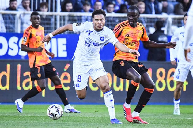 FOOTBALL : AJ Auxerre vs Paris FC - Ligue 1 - JournÃ e 21 - 08 02 2026 Danny Namaso (AJ Auxerre) Moustapha Mbow (Paris FC) AuxerreFrance  Copyright: xBaptistexAutissierx