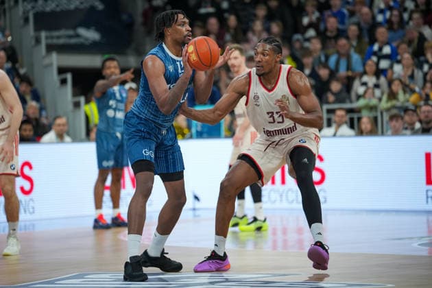Basketball: easyCredit BBL, 19. Spieltag, MLP Academics Heidelberg - FC Bayern München Basketball am 08.02.2026 in Heidelberg (SNP Dome), Deutschland, Saison 2025 2026: Osun Osunniyi (12, MLP) im Duell mit David McCormack (33, FCB). Heidelberg SNP Dome Deutschland Copyright: xChristophxKinzingerx