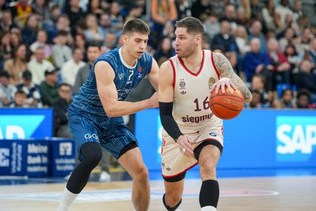 Basketball: easyCredit BBL, 19. Spieltag, MLP Academics Heidelberg - FC Bayern München Basketball am 08.02.2026 in Heidelberg (SNP Dome), Deutschland, Saison 2025 2026: Stefan Jovic (16, FCB) im Duell mit Dusan Neskovic (7, MLP). Heidelberg SNP Dome Deutschland Copyright: xChristophxKinzingerx