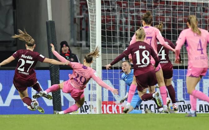08.02.2026 - Fussball - Saison 2025 2026 - 1. Frauen - Fussball - Bundesliga - 17. Spieltag: 1. FC Nürnberg FCN ( Club ) - TSG 1899 Hoffenheim - Sportfoto Zink DaMa - xdaxmax - Lourdes Carmen Romero Grzondziel (25, 1. FC Nürnberg FCN ) blickt gehaltenen Ball nach Elfmeter von Valesca Ampoorter (18, TSG Hoffenheim ) nach