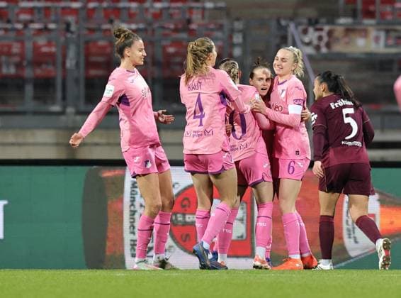 08.02.2026 - Fussball - Saison 2025 2026 - 1. Frauen - Fussball - Bundesliga - 17. Spieltag: 1. FC Nürnberg FCN ( Club ) - TSG 1899 Hoffenheim - Sportfoto Zink DaMa - xdaxmax - Jubel nach Tor Treffer Torschuß zum 0:1 - Torschütze Marie Steiner (19, TSG Hoffenheim ) und Mannschaft Team per Elfmeter