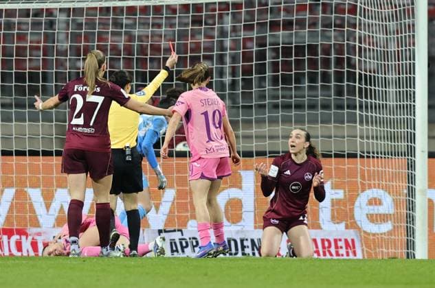 08.02.2026 - Fussball - Saison 2025 2026 - 1. Frauen - Fussball - Bundesliga - 17. Spieltag: 1. FC Nürnberg FCN ( Club ) - TSG 1899 Hoffenheim - Sportfoto Zink DaMa - xdaxmax - Riem Hussein ( Schiedsrichter in ) zeigt Lara Meroni (11, 1. FC Nürnberg FCN ) die rote Karte Rot