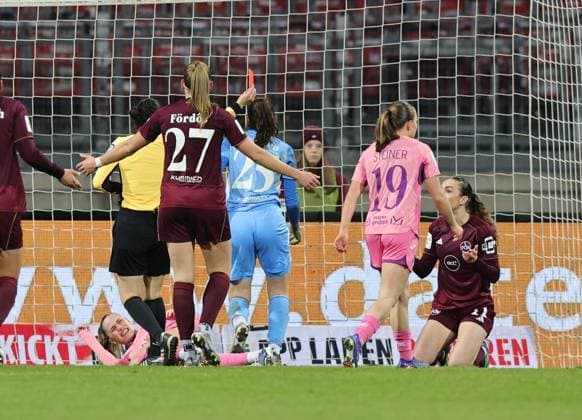 08.02.2026 - Fussball - Saison 2025 2026 - 1. Frauen - Fussball - Bundesliga - 17. Spieltag: 1. FC Nürnberg FCN ( Club ) - TSG 1899 Hoffenheim - Sportfoto Zink DaMa - xdaxmax - Riem Hussein ( Schiedsrichter in ) zeigt Lara Meroni (11, 1. FC Nürnberg FCN ) die rote Karte Rot