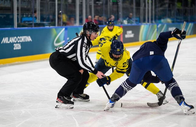 260208 Linesperson Jessica Lundgren with Hanna Olsson of Sweden and Jade Barbirati of France in the women s Ice hockey, Eishockey game between France and Sweden during day 2 of the 2026 Winter Olympics on February 8, 2026 in Milan. Photo: Emma Wallskog BILDBYRAN kod EW EW0621 ishockey ice hockey Olympic Games, Olympische Spiele, Olympia, OS olympics winter olympics os ol olympiska spel vinter-os olympiske leker milano cortina 2026 milan cortina 2026 milano cortina 2026 olympic games milano cortina 2026 winter olympic games milano cortina-os milano cortina-ol vinter-ol 2 bbeng sverige sweden france frankrike dam *** 260208 Linesperson Jessica Lundgren with Hanna Olsson of Sweden and Jade Barbirati of France in the women s ice hockey game between France and Sweden during day 2 of the 2026 Winter Olympics on February 8, 2026 in Milan Photo Emma Wallskog BILDBYRAN kod EW EW0621 ishockey ice hockey olympic games olympics winter olympics os ol olympiska spel vinter os olympiske leker milano cortina 2026 milan cortina 2026 milano cortina 2026 olympic games milano cortina 2026 winter olympic games milano cortina os milano cortina ol vinter ol 2 bbeng sverige sweden france frankrike dam  Copyright: EMMAxWALLSKOG BB260208EW077