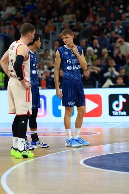 RECORD DATE NOT STATED Szene mit Niklas Würzner (2; MLP Academics Heidelberg) und Nikolas Sermpezis (30; FC Bayern Basketball) auf dem Spielfeld im SNP-Dome easyCredit BBL: MLP Academics Heidelberg – FC Bayern München Basketball - 08.02.2026 Copyright: xMichaelxGelhardtx