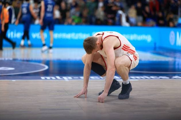 RECORD DATE NOT STATED Basketball-Szene mit einem Spieler in weißem Trikot kniend auf dem Spielfeld im Vordergrund easyCredit BBL: MLP Academics Heidelberg – FC Bayern München Basketball - 08.02.2026 Copyright: xMichaelxGelhardtx