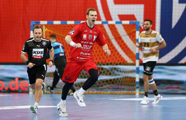 08.02.2026, Deutschland, Bietigheim Handball SG BBM Bietigheim vs. HC Elbflorenz 2006, Tom Wolf (BBM) jubelt und ballt die Fäuste
