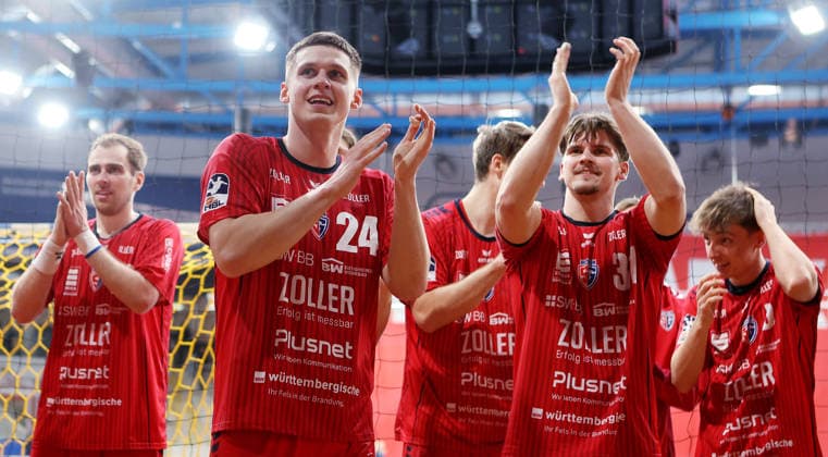 08.02.2026, Deutschland, Bietigheim Handball SG BBM Bietigheim vs. HC Elbflorenz 2006, die Bietigheimer freuen sich über den Sieg, vorn v.l. Maxim Orlov, Alexander Pfeifer (BBM)