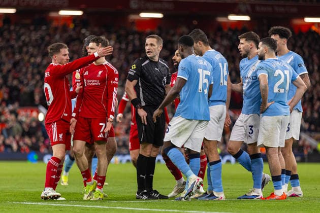 Football - FA Premier League - Liverpool FC v Manchester City FC LIVERPOOL, ENGLAND - Sunday, February 8, 2026: Referee Craig Pawson awaiting a VAR check on the foul of Mohamed Salah during the FA Premier League match between Liverpool FC and Manchester City FC at Anfield. (Photo by David Rawcliffe Propaganda) LIVERPOOL Anfield MERSEYSIDE ENGLAND  Copyright: xDavidxRawcliffex P2026-02-08-Liverpool_Man_City-92